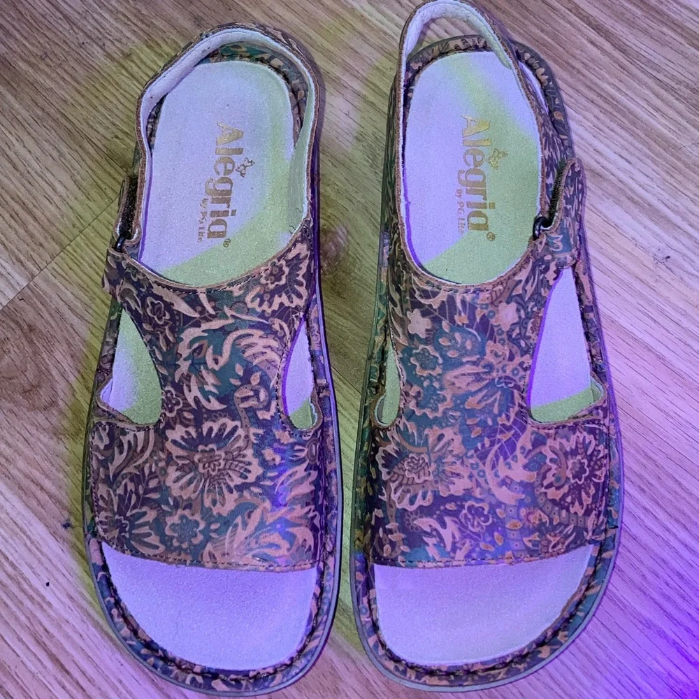 NWOT Algeria Viki Leather Floral Sandal Country Road Tan Green sz 38 / 8 - Picture 3 of 11